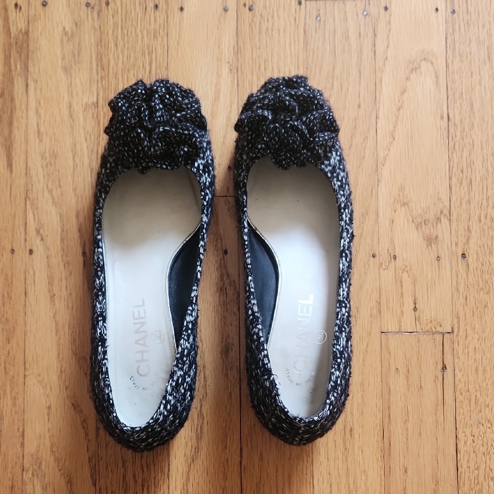 Chanel Black and White Tweed Camellia Blk Ballerina -37.5